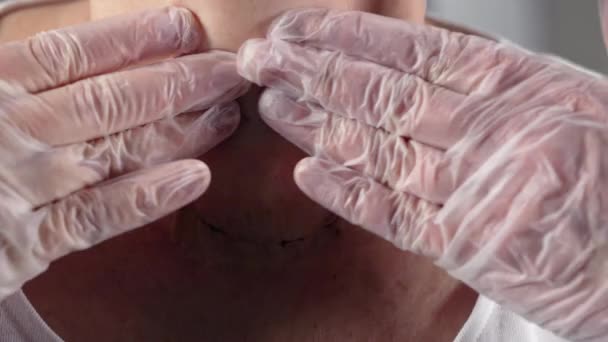 Detailní Záběr Spodní Část Obličeje Osoby Držící Ruce Ochrannými Plastovými — Stock video