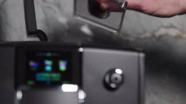 Kahve makinesini taze fasulyeyle doldurmak.