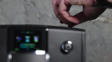 Boş kahve makinesini doldurma süreci, taze kızarmış kahve taneleri.