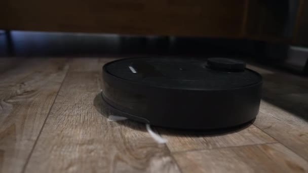 用刷子清洁地板的小圆形真空吸尘器的低角度特写 — 图库视频影像