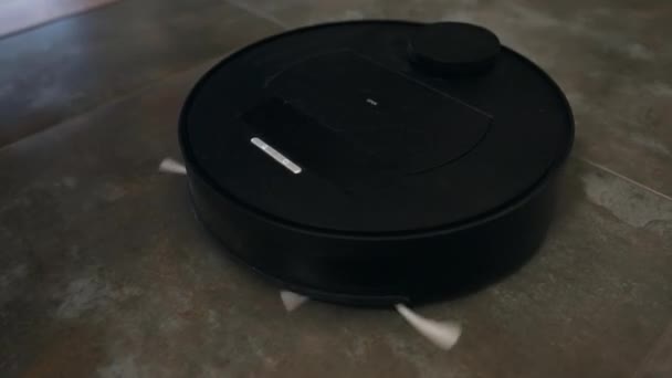 小型圆圆的现代可编程真空吸尘器在一幢房子的木制地板上工作 — 图库视频影像