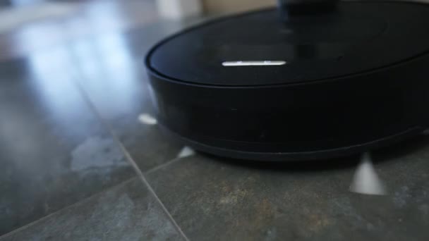 Aktif Siyah Yuvarlak Bir Robot Süpürgeyle Beyaz Fırçalarla Fayanslı Zemini — Stok video