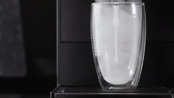 Coffee machine preparing and dispensing frothed milk — Stockvideo