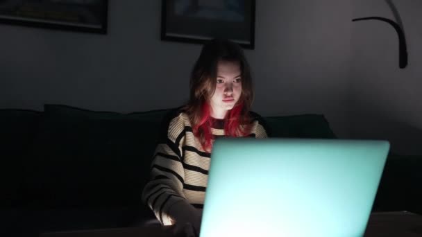 Młoda kobieta ogląda media lub pracuje na laptopie — Wideo stockowe