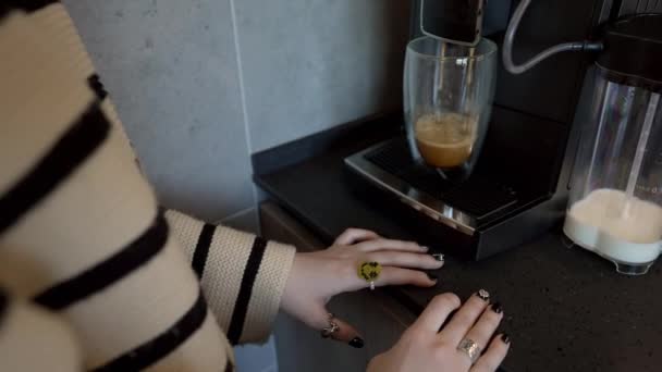 Женщина делает чашку кофе эспрессо на автомате — стоковое видео
