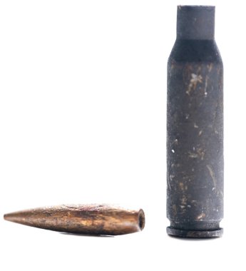 Mermi ve mermi kovanı beyaz arkaplanda izole edildi