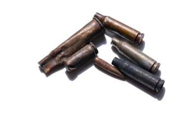 Birkaç boş kovan ve beyaz arka planda bir kurşun.