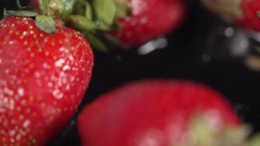 Lezzetli, olgun, taze, kırmızı çilek sağlıklı bir diyet konseptinde yan görünüm.