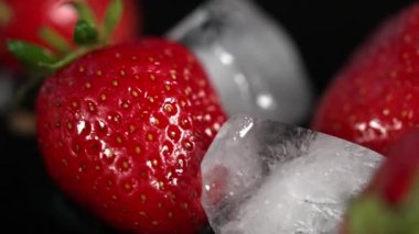 Lezzetli, olgun, buzlu kırmızı çilek. Baştan çıkarıcı ya da sağlıklı yiyecek kavramına yakın.