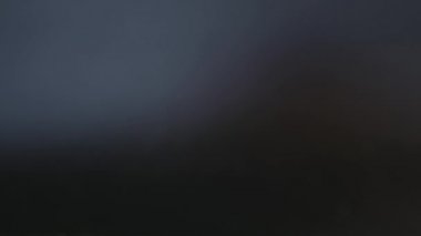 Olgunlaşmış taze çileklerle besin sınırı kopyalanmış siyah arkaplan ile