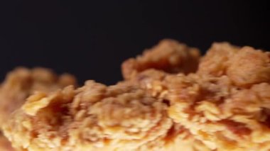 Kızarmış tavuk parçacıkları. Telif boşluğuyla yakın plan. Üzerinde siyah bir arkaplan.