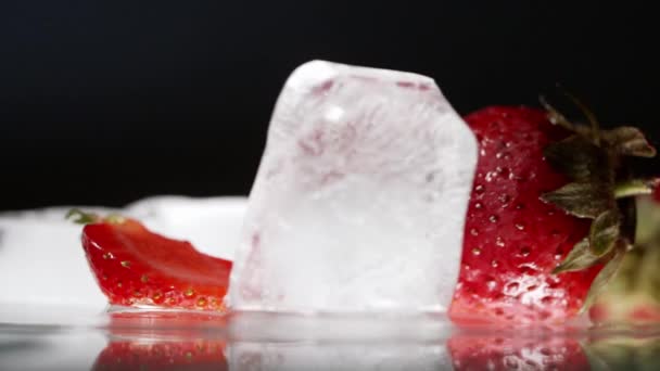 Освіжаючі Танення Кубиків Льоду Свіжою Стиглою Червоною Полуницею Під Низьким — стокове відео