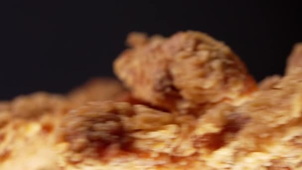Homályos Élelmiszer Háttér Mély Sült Csirke Darab Felett Sötét Háttér — Stock videók