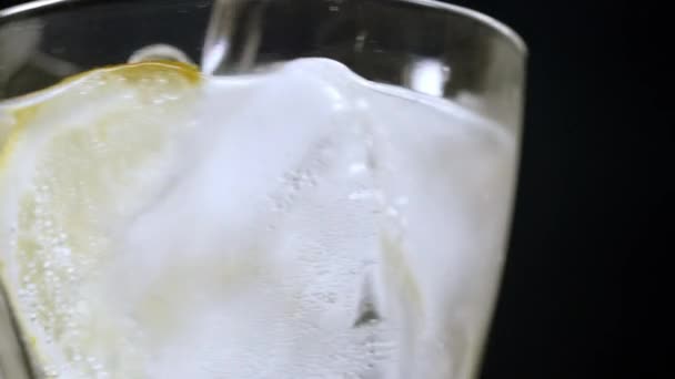 生の泡状のビールをグラスやタンブラーに閉じ込めて見る背景の質感 — ストック動画