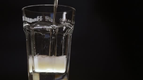 Verser Bière Fraîche Mousseuse Bière Blonde Dans Verre Vue Latérale — Video