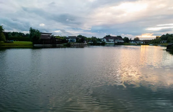 Tranquil Lake River Sunset Surrounded Houses Shoreline Reflection Sun Water — Stock Photo, Image