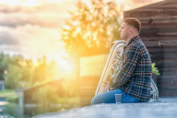 Young Man Relaxing Jetty Enjoying Sunset Basking Warm Glow Sun — Stok fotoğraf