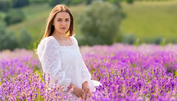 Young Woman Chic White Summer Dress Posing Amongst Purple Lavender — Stockfoto