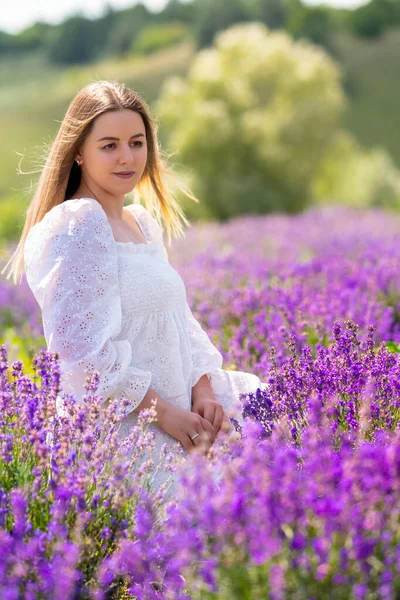 Pretty Pensive Young Woman Kneeling Purple Lavender Farm Field Summer — ストック写真