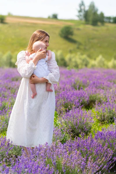 Young Mother Cradling Her Little Baby Her Arms She Poses — Stock Photo, Image