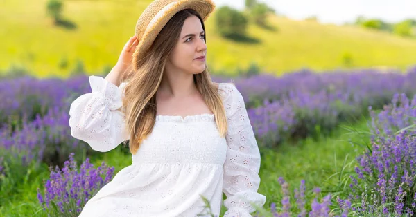 Young Woman Trendy Straw Sunhat Posing Lavender Field Looking Side — Stockfoto