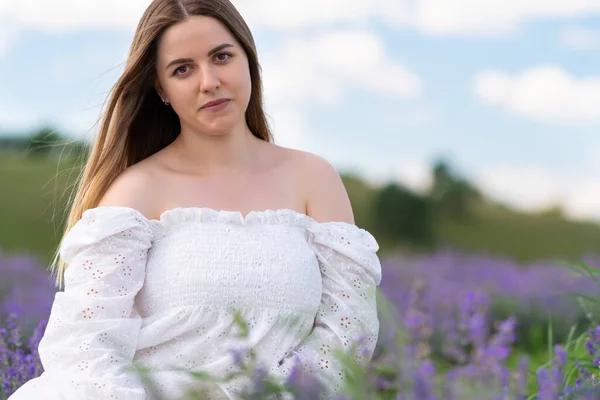 Beautiful Young Woman Wistful Expression Looking Camera Outdoors Field Lavender — ストック写真