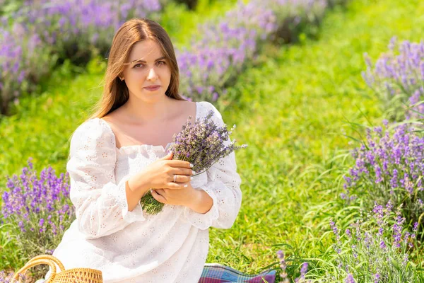 Attractive Young Woman Posing Warm Summer Sunshine Holding Posy Fresh — Foto Stock