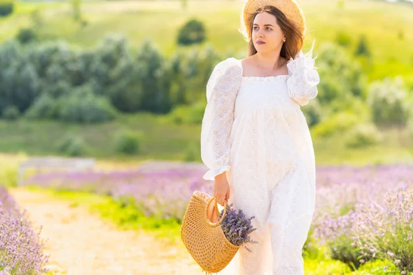 Модная Молодая Женщина Ходит Сельским Лавандовым Полям Белом Летнем Платье — стоковое фото