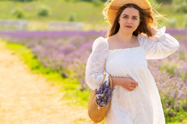 Pretty Young Woman Walking Fields Lavender Country Lane Summer Close — Stok fotoğraf