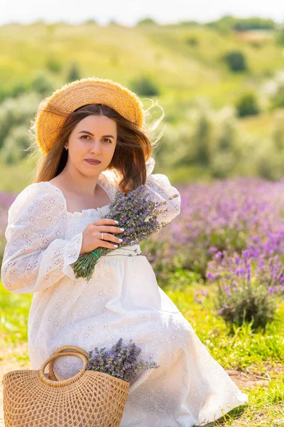 Young Woman Collecting Fresh Lavender Farm Summer Posing Holding Her — Fotografia de Stock