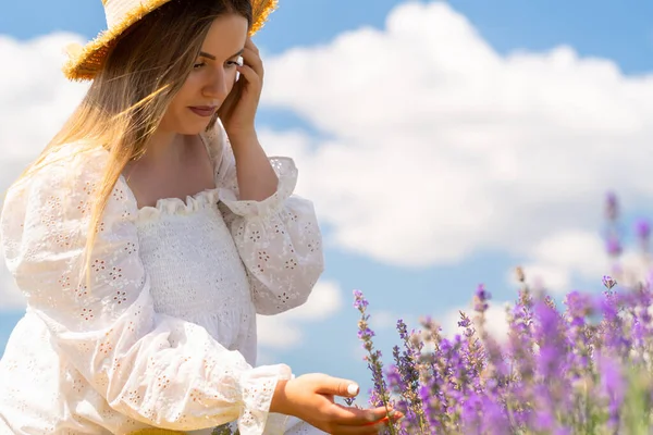 Summer Portrait Young Woman Purple Lavender Field Aginat Blue Cloudy — Stockfoto
