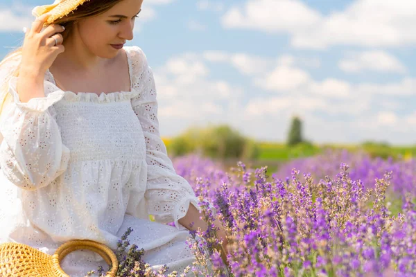 Close Summer Portrait Young Woman Amongst Colorful Purple Lavender Farm — Fotografia de Stock