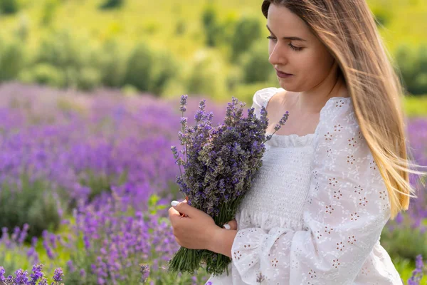 Demure Beautiful Young Woman Posing Bunch Lavender Field Flowering Purple — 스톡 사진
