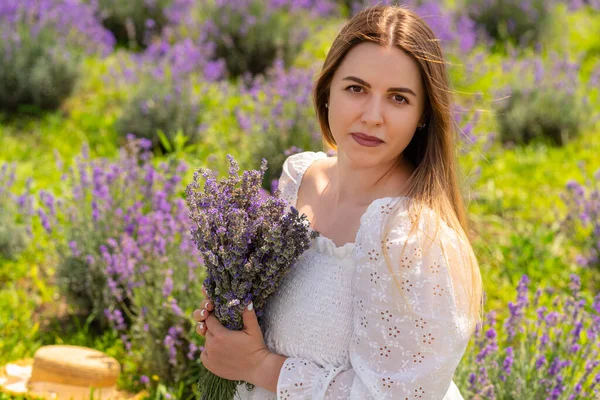 Attractive Brunette Woman Clasping Bunch Freshly Picked Lavender Her Hands — Stockfoto