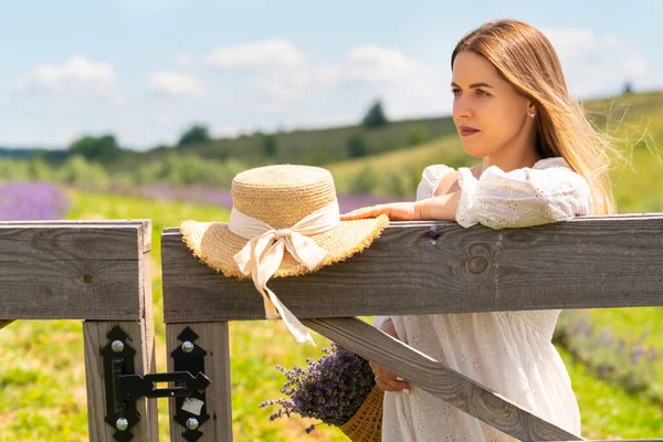 Young Woman Posing Alongside Rural Farm Gate Her Straw Sunhat — Stok fotoğraf