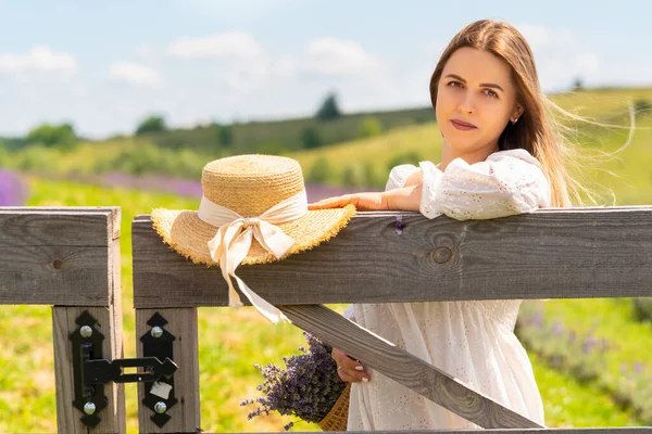 Красивая Спокойная Молодая Женщина Позирует Деревянных Фермерских Ворот Пышной Зеленой — стоковое фото