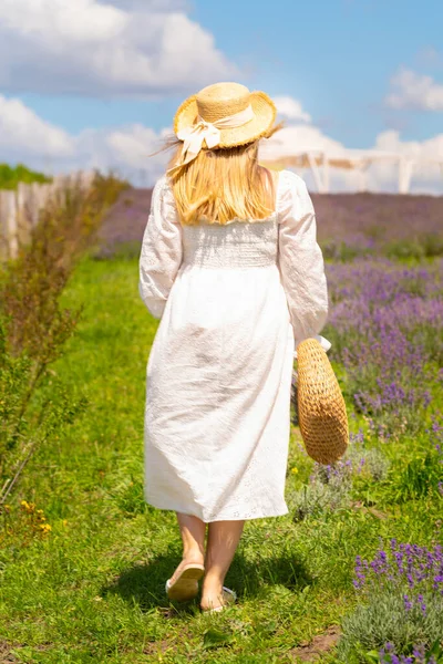Woman Cool White Summer Dress Straw Sunhat Walking Away Camera — Stockfoto
