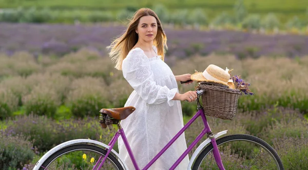 Young Woman Wheeling Bicycle Rows Purple Lavender Farm Field Turning — Stockfoto
