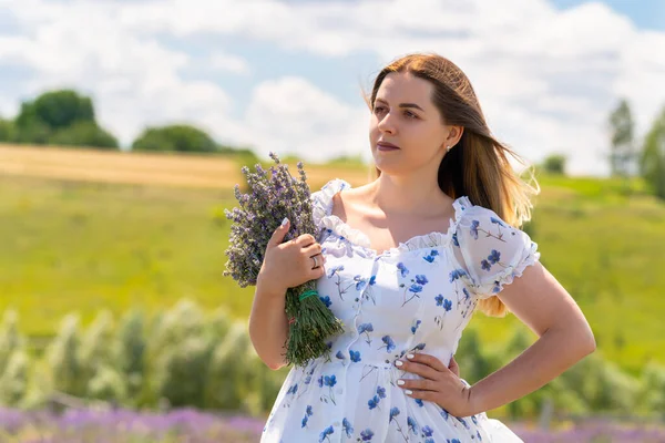 Young Woman Holdibg Bunch Aromatic Lavender Flowers Her Arm She — Stockfoto
