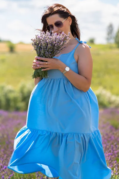 Woman Standing Field Lavender Smelling Bunch Freshly Picked Flowers Warm — Photo