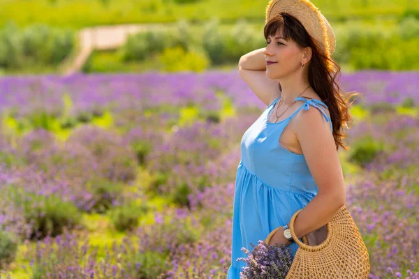 Happy Smiling Woman Posing Straw Sunhat Blue Summer Dress Holding — Stockfoto