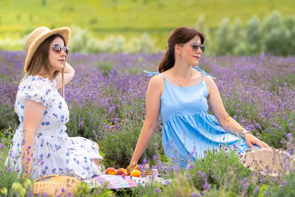 Two Female Friends Relaxing Outdoors Enjoying Picnic Amongst Fields Lavender — Photo