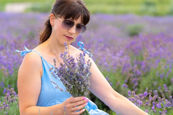 Attractive Brunette Woman Posing Holding Bunch Fresh Lavender Field Flowering — 图库照片