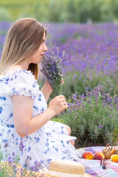 Young Woman Smelling Fresh Fragrance Lavender She Holds Bunch Flowers — Foto Stock