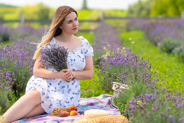 Attractive Young Woman Posing Holding Bunch Lavender She Enjoys Summer — Photo