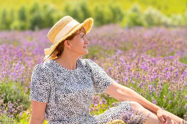 Attractive Middle Aged Woman Relaxing Lavender Field Pretty Summer Dress — Stok fotoğraf