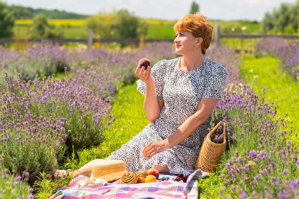 Attractive Woman Enjoying Healthy Picnic Fresh Fruit She Relaxes Rug — Stockfoto