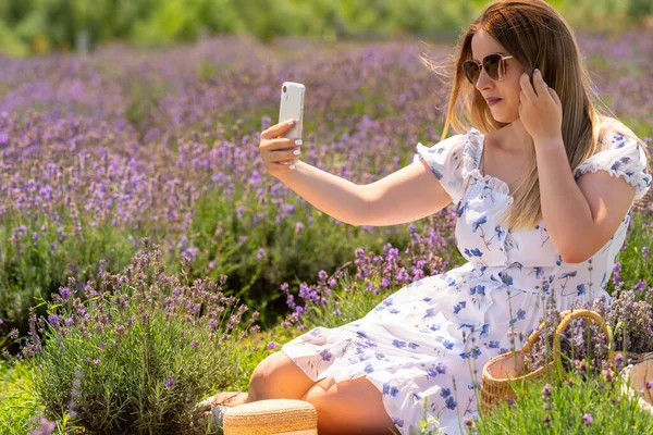 Pretty Young Woman Taking Her Selfie Mobile Phone Sitting Field — 스톡 사진