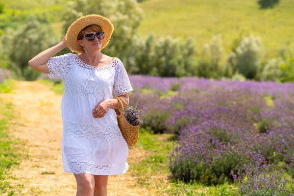 Happy Healthy Woman Enjoying Walk Countryside Wearing Cool White Summer — Photo