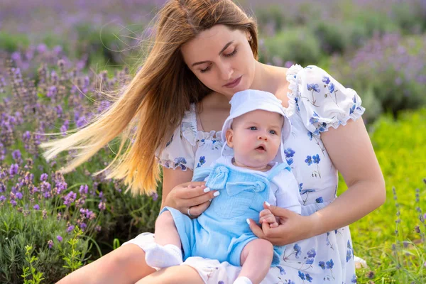 Young Mother Enjoying Summer Day Outdoors Her Baby Son Sitting — ストック写真